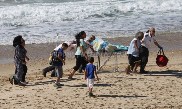 بالصور: إصابة شابين تعرضا لحادث غرق على شاطئ العجمي بمدينة يافا